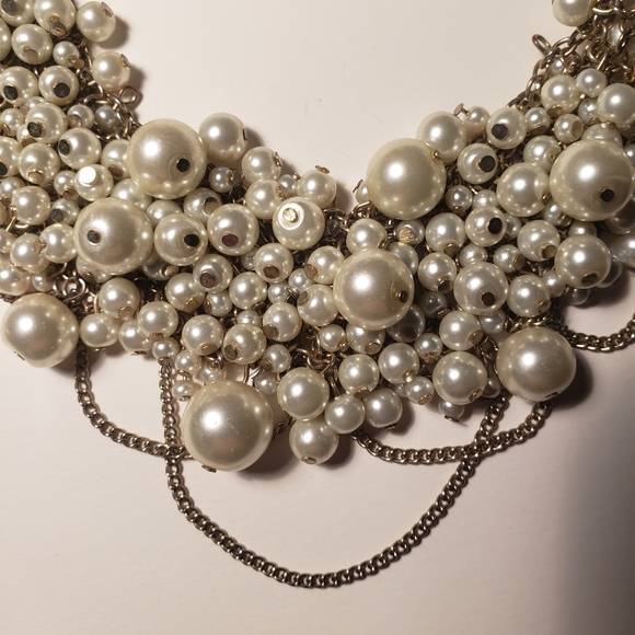 Vintage White Pearl and Silvertone Chains Bib Necklace - Picture 9 of 10